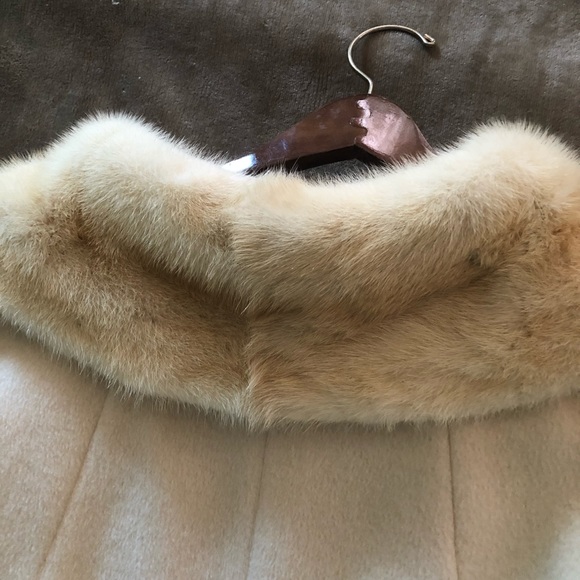 Cream dress coat with fur collar - Picture 5 of 5